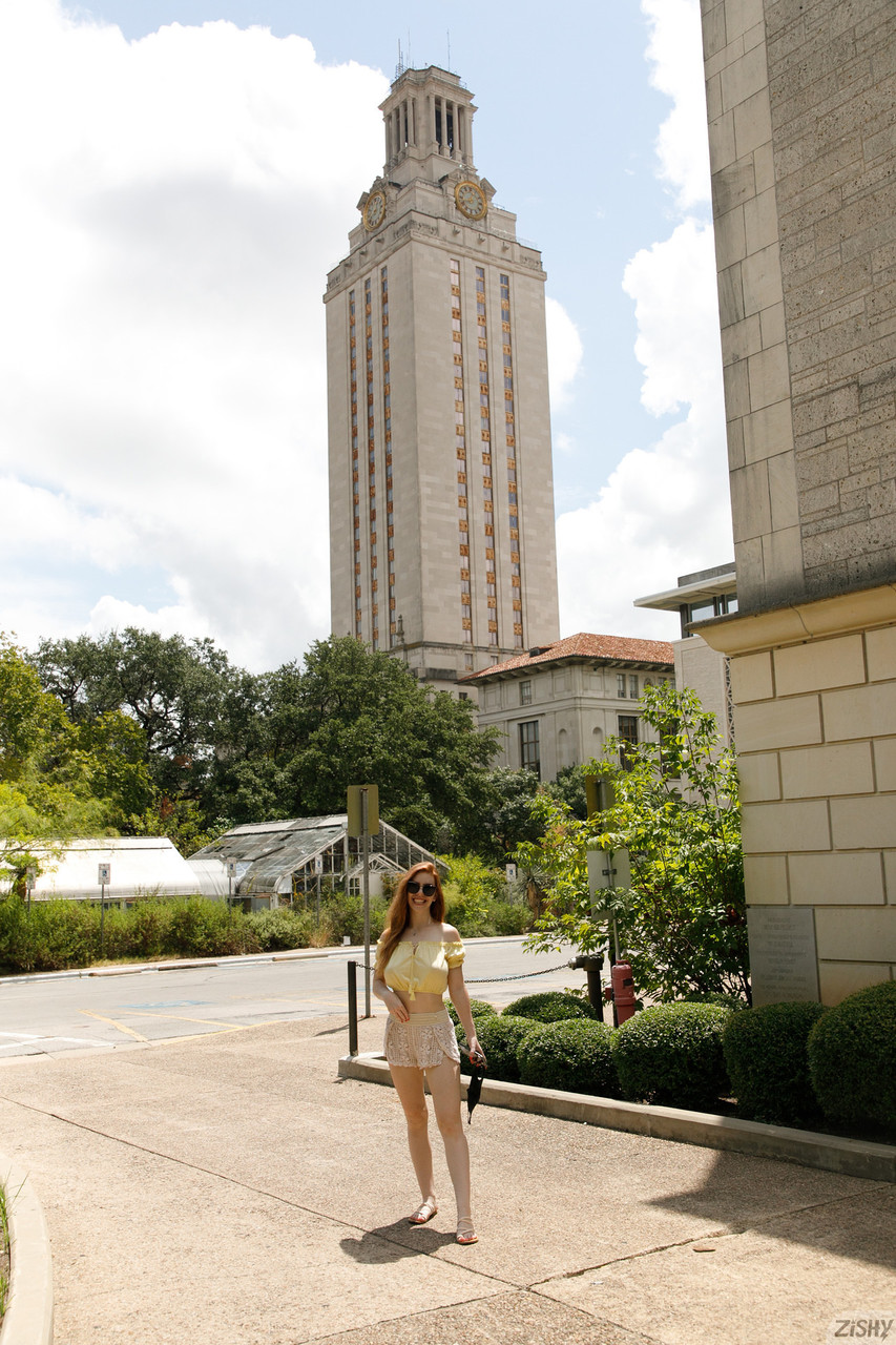 La jeune fille dilettante Nala Brooks dévoile son incroyable poitrine naturelle en plein air La jeune fille dilettante Nala Brooks dévoile son incroyable poitrine naturelle en plein air