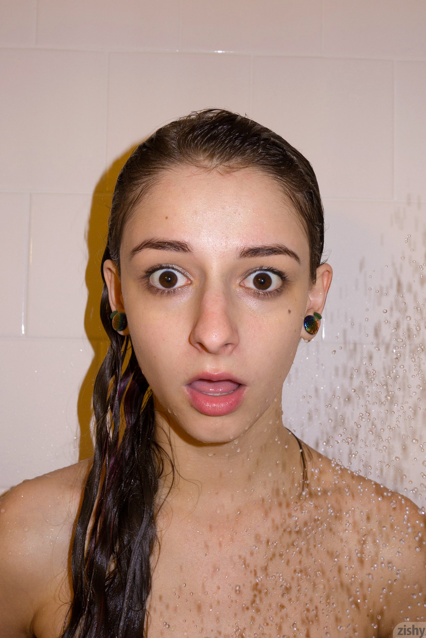 La despampanante no profesional Willow Hayes se da un baño después de posar en blanco encanto La despampanante no profesional Willow Hayes se da un baño después de posar en blanco encanto
