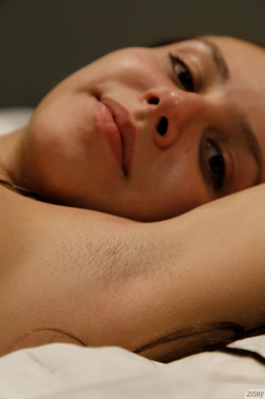 Nackter Engel Jessica Albanka enthüllt ihre gebräunten Brüste in einem Schlafzimmer-Solo Nackter Engel Jessica Albanka enthüllt ihre gebräunten Brüste in einem Schlafzimmer-Solo