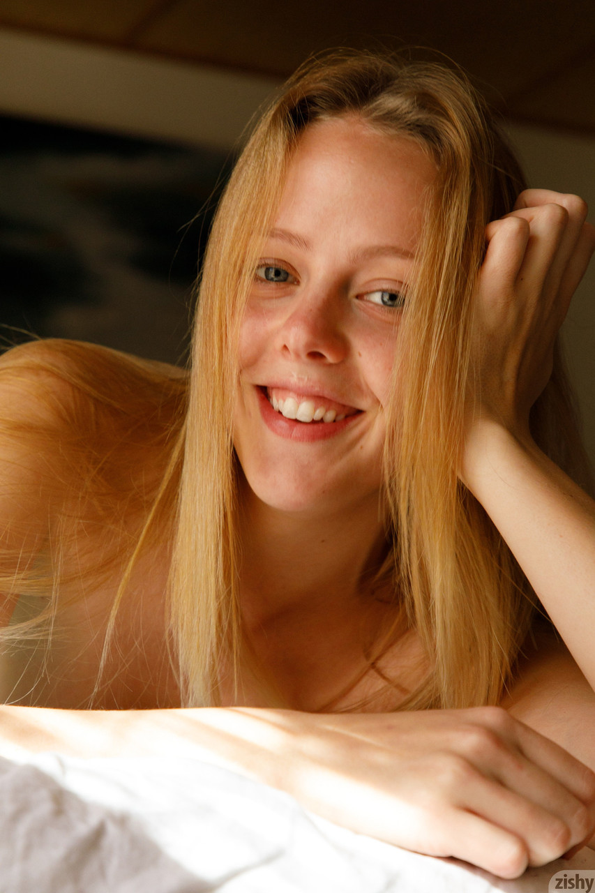 La novata Helen Bergstrom exhibe sus pequeñas tetas y su precioso culo La novata Helen Bergstrom exhibe sus pequeñas tetas y su precioso culo