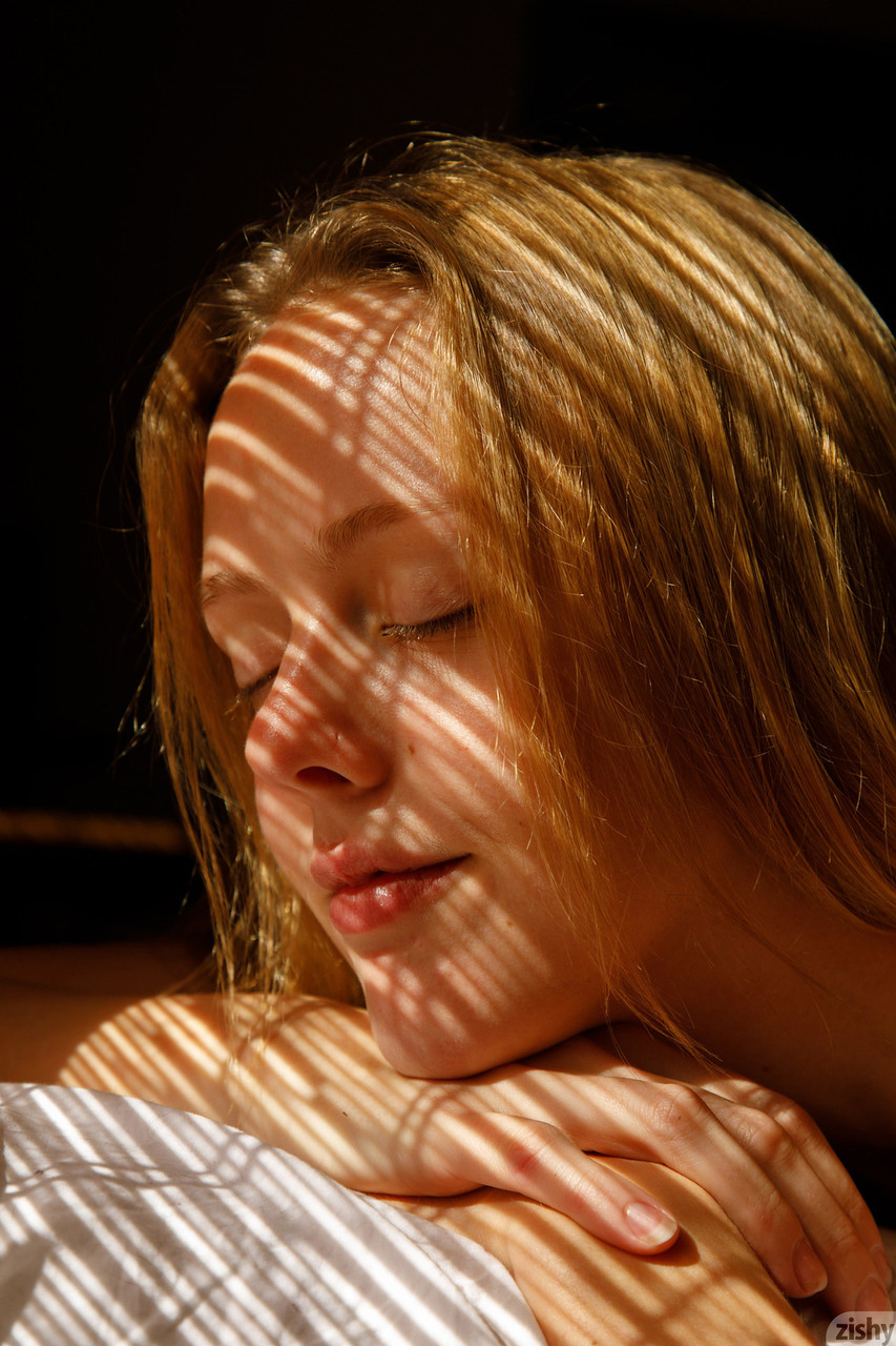 La novata Helen Bergstrom exhibe sus pequeñas tetas y su precioso culo La novata Helen Bergstrom exhibe sus pequeñas tetas y su precioso culo