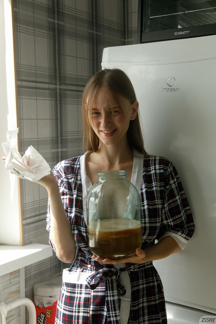 La delgadita Ariel Gossimer descubre su precioso trasero mientras posa junto a la ventana La delgadita Ariel Gossimer descubre su precioso trasero mientras posa junto a la ventana