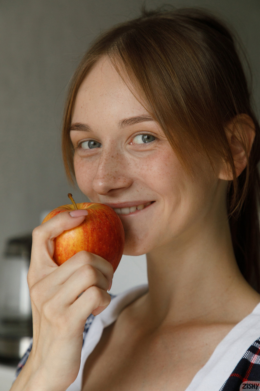 La delgadita Ariel Gossimer descubre su precioso trasero mientras posa junto a la ventana La delgadita Ariel Gossimer descubre su precioso trasero mientras posa junto a la ventana