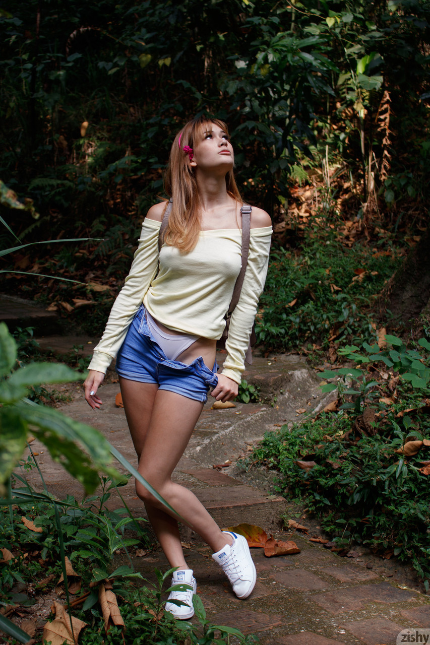 Sulu acemi Annie Duque büyük ganimetini ve doğal göğsünü gösteriyor Sulu acemi Annie Duque büyük ganimetini ve doğal göğsünü gösteriyor