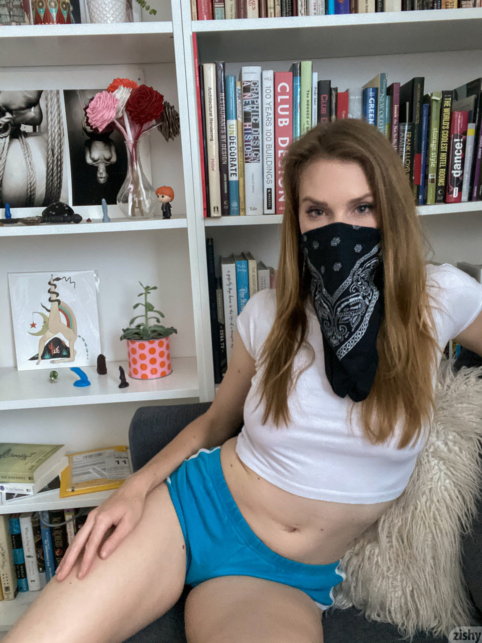 Une adolescente coquine et baisable enlève sa tenue et exhibe sa chatte touffue en solo. Une adolescente coquine et baisable enlève sa tenue et exhibe sa chatte touffue en solo.