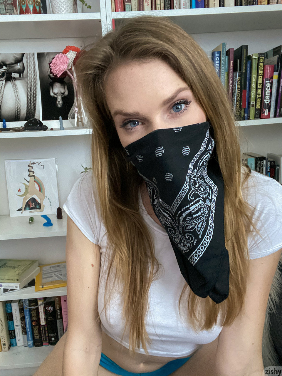 Une adolescente coquine et baisable enlève sa tenue et exhibe sa chatte touffue en solo. Une adolescente coquine et baisable enlève sa tenue et exhibe sa chatte touffue en solo.