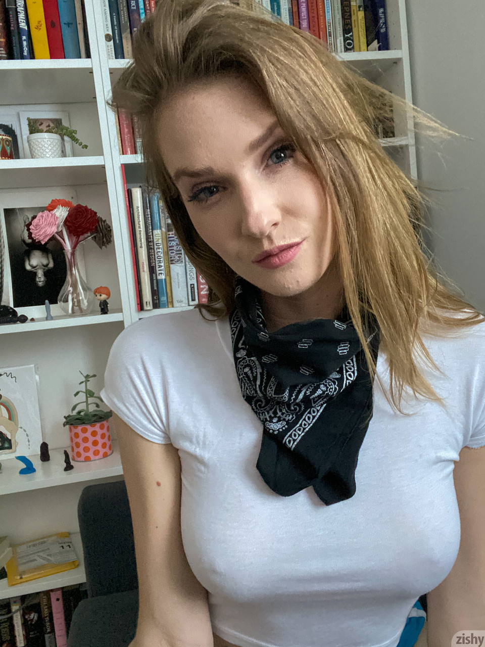 Une adolescente coquine et baisable enlève sa tenue et exhibe sa chatte touffue en solo. Une adolescente coquine et baisable enlève sa tenue et exhibe sa chatte touffue en solo.