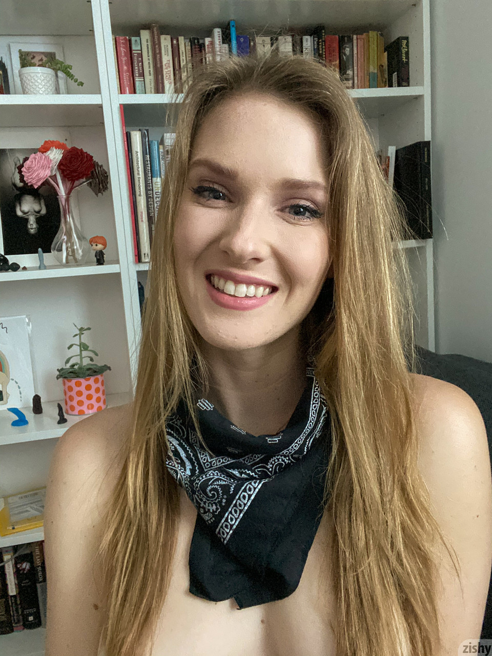 Une adolescente coquine et baisable enlève sa tenue et exhibe sa chatte touffue en solo. Une adolescente coquine et baisable enlève sa tenue et exhibe sa chatte touffue en solo.