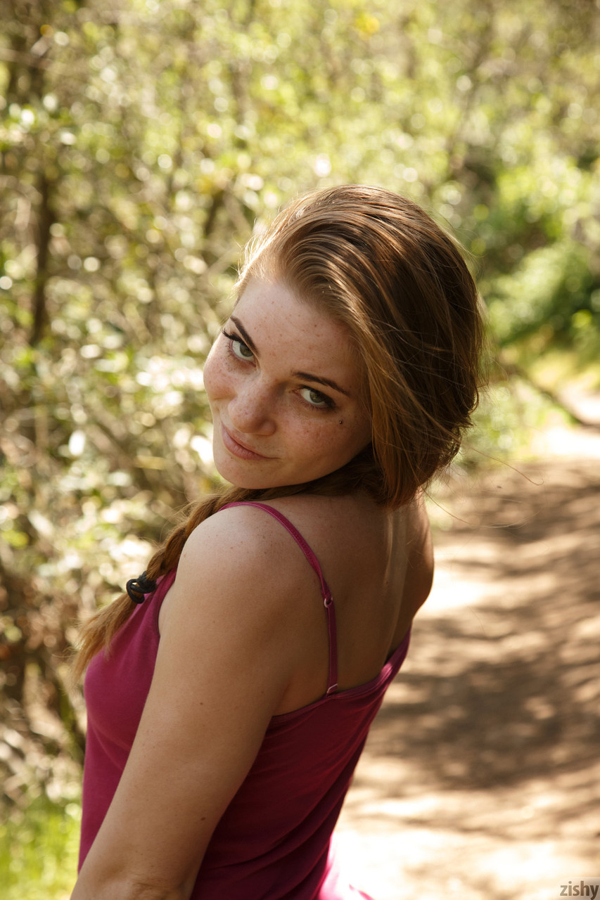La bellezza dilettante Misty Lovelace si spoglia nella natura e scopre le sue arcate e la sua figa La bellezza dilettante Misty Lovelace si spoglia nella natura e scopre le sue arcate e la sua figa