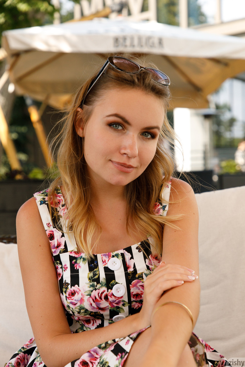 Curvy Nicole Ross’ Big Breasts Pop in Public Outdoor Show Curvy Nicole Ross’ Big Breasts Pop in Public Outdoor Show