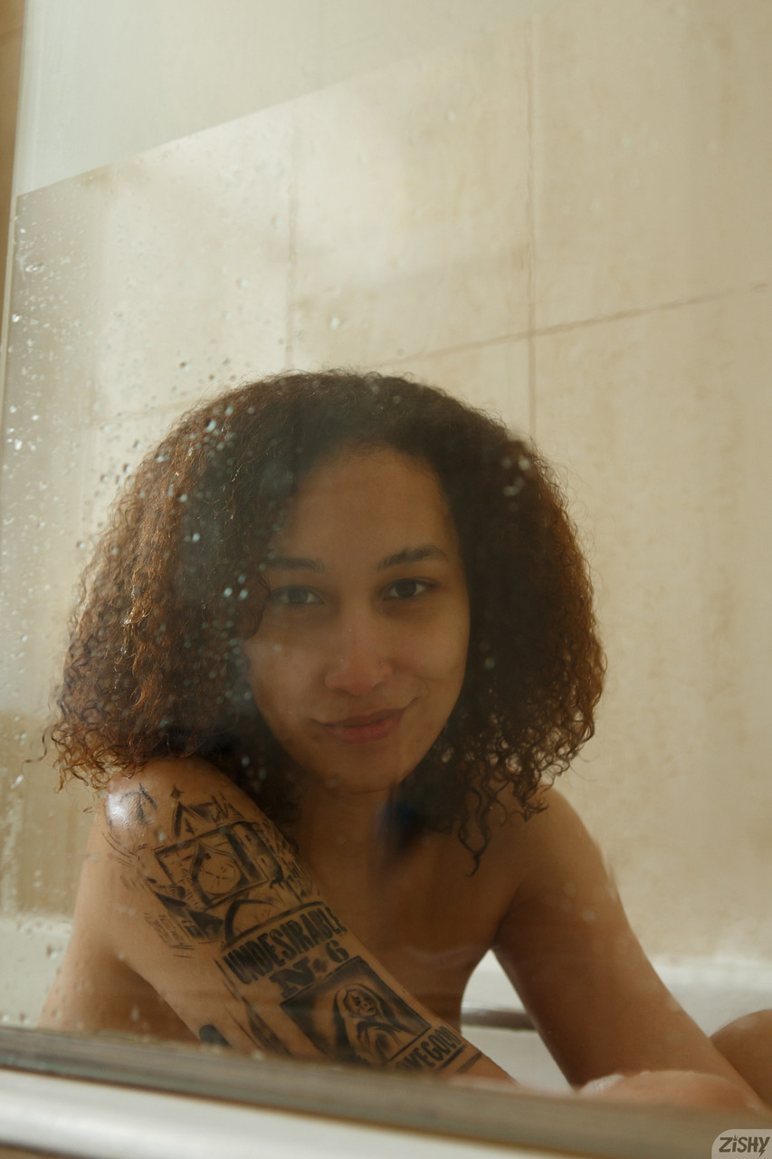 Tattooed Solana Bardell’s Big Tits Glow in Hairy Bathtub Tease Tattooed Solana Bardell’s Big Tits Glow in Hairy Bathtub Tease