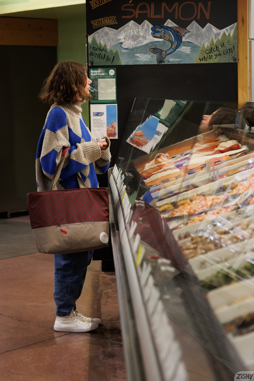 Wunderschöne Neuling Zeta Bb entblößt ihren großen Hintern in einem Honig Striptease Wunderschöne Neuling Zeta Bb entblößt ihren großen Hintern in einem Honig Striptease