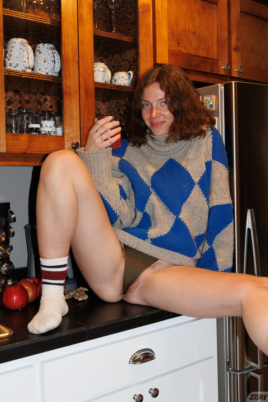 Wunderschöne Neuling Zeta Bb entblößt ihren großen Hintern in einem Honig Striptease Wunderschöne Neuling Zeta Bb entblößt ihren großen Hintern in einem Honig Striptease