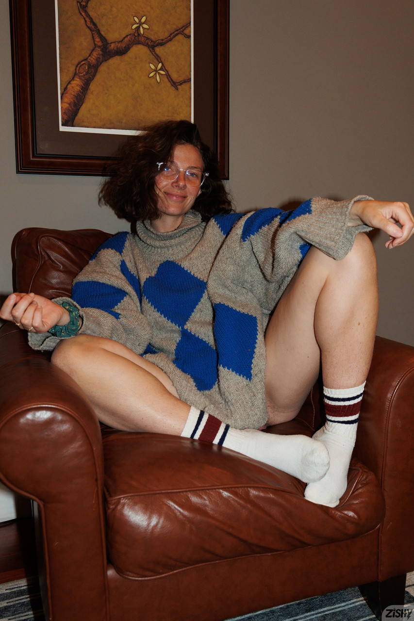 Wunderschöne Neuling Zeta Bb entblößt ihren großen Hintern in einem Honig Striptease Wunderschöne Neuling Zeta Bb entblößt ihren großen Hintern in einem Honig Striptease