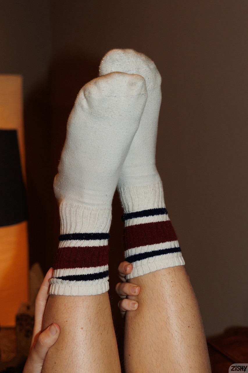 Wunderschöne Neuling Zeta Bb entblößt ihren großen Hintern in einem Honig Striptease Wunderschöne Neuling Zeta Bb entblößt ihren großen Hintern in einem Honig Striptease