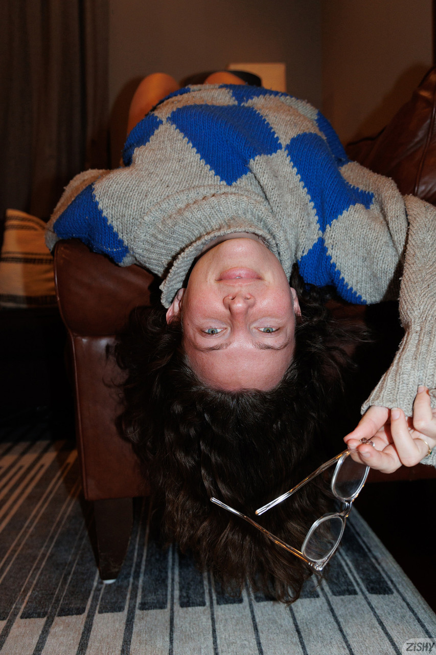 Wunderschöne Neuling Zeta Bb entblößt ihren großen Hintern in einem Honig Striptease Wunderschöne Neuling Zeta Bb entblößt ihren großen Hintern in einem Honig Striptease