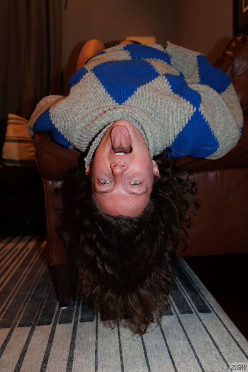 Wunderschöne Neuling Zeta Bb entblößt ihren großen Hintern in einem Honig Striptease Wunderschöne Neuling Zeta Bb entblößt ihren großen Hintern in einem Honig Striptease