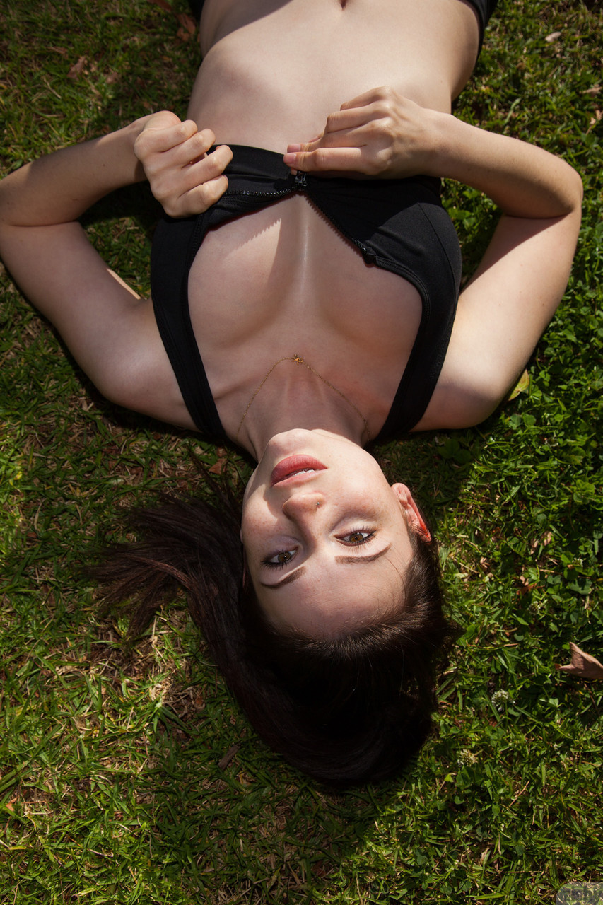 Adolisca Cooley, petite amie flexible, aguiche avec son décolleté dans le parc Adolisca Cooley, petite amie flexible, aguiche avec son décolleté dans le parc