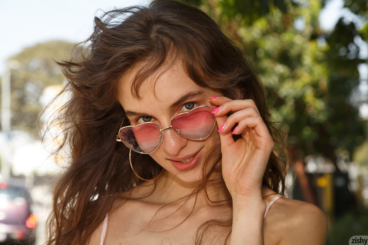 La succosa novizia chic Vivi Kuanas mostra le sue mutandine e le sue tette all'aperto La succosa novizia chic Vivi Kuanas mostra le sue mutandine e le sue tette all'aperto