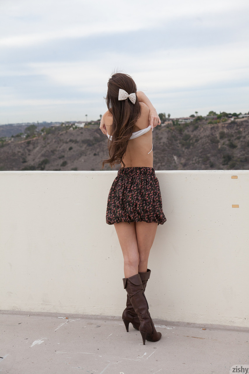 La petite Carlee Delima exposant ses petits seins et son petit cul sur un toit. La petite Carlee Delima exposant ses petits seins et son petit cul sur un toit.