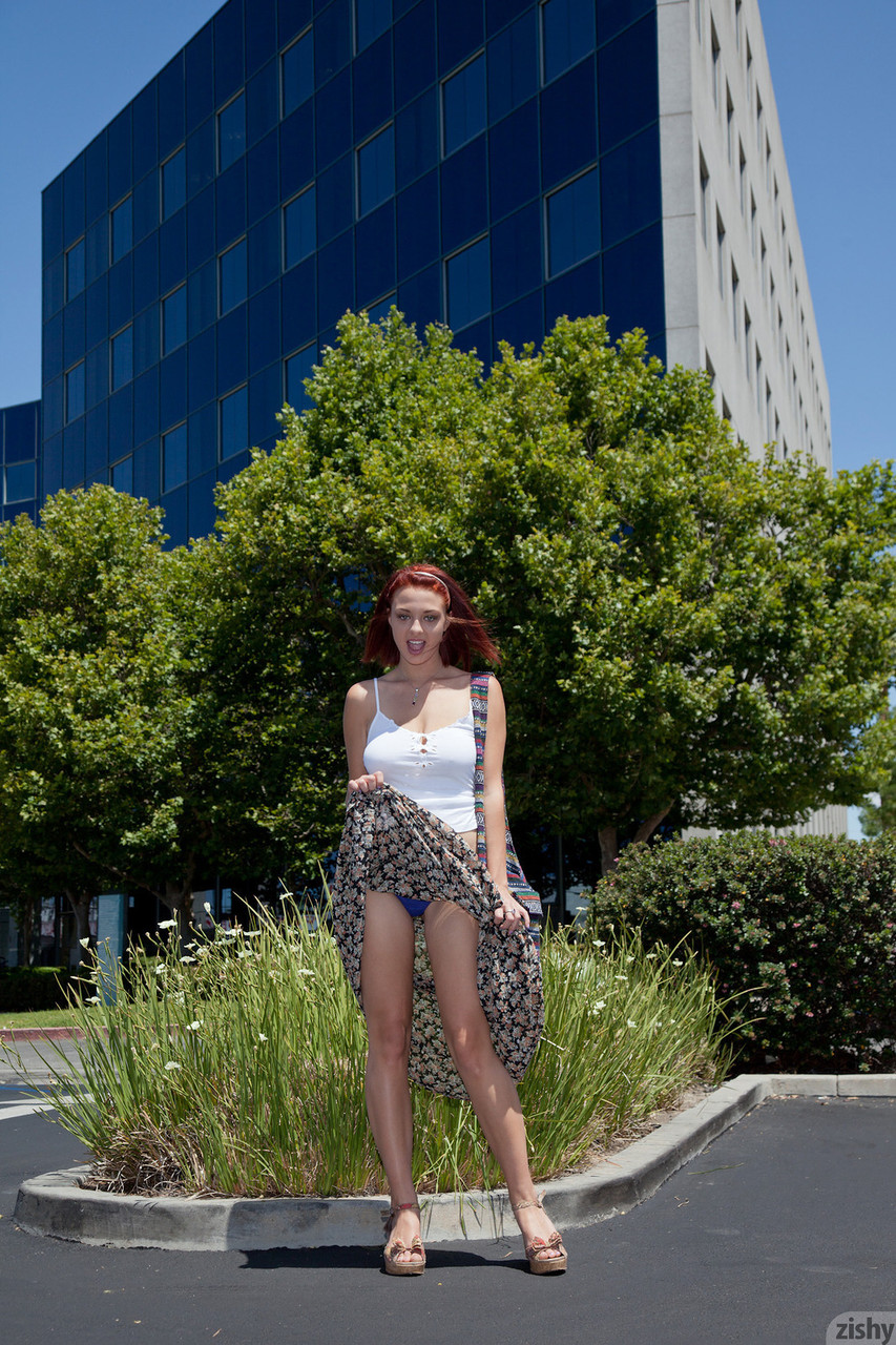 La petite amie de Ginger, Jessica Robbin, saisit ses gros seins naturels dans le magasin. La petite amie de Ginger, Jessica Robbin, saisit ses gros seins naturels dans le magasin.
