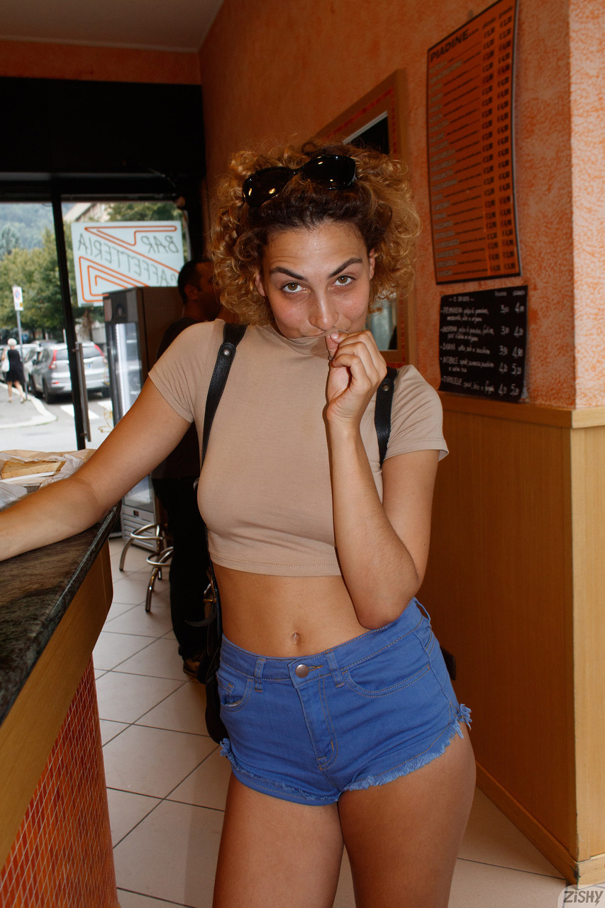 La lussureggiante dilettante Sylvia Belotti posa provocatoriamente nella sua compilation La lussureggiante dilettante Sylvia Belotti posa provocatoriamente nella sua compilation