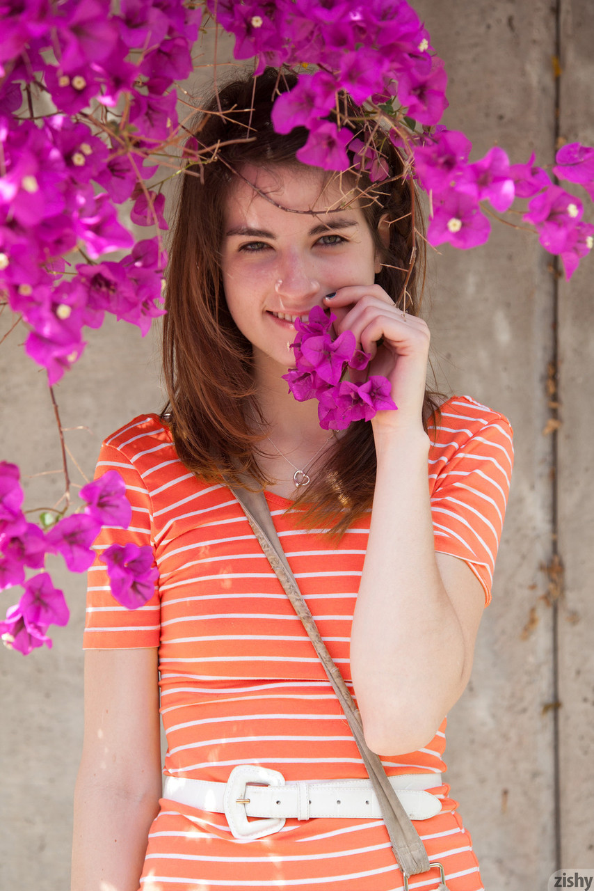 Sexy Prinzessin Ingrid Hayes zeigt ihre koketten langen Beine im Freien Sexy Prinzessin Ingrid Hayes zeigt ihre koketten langen Beine im Freien