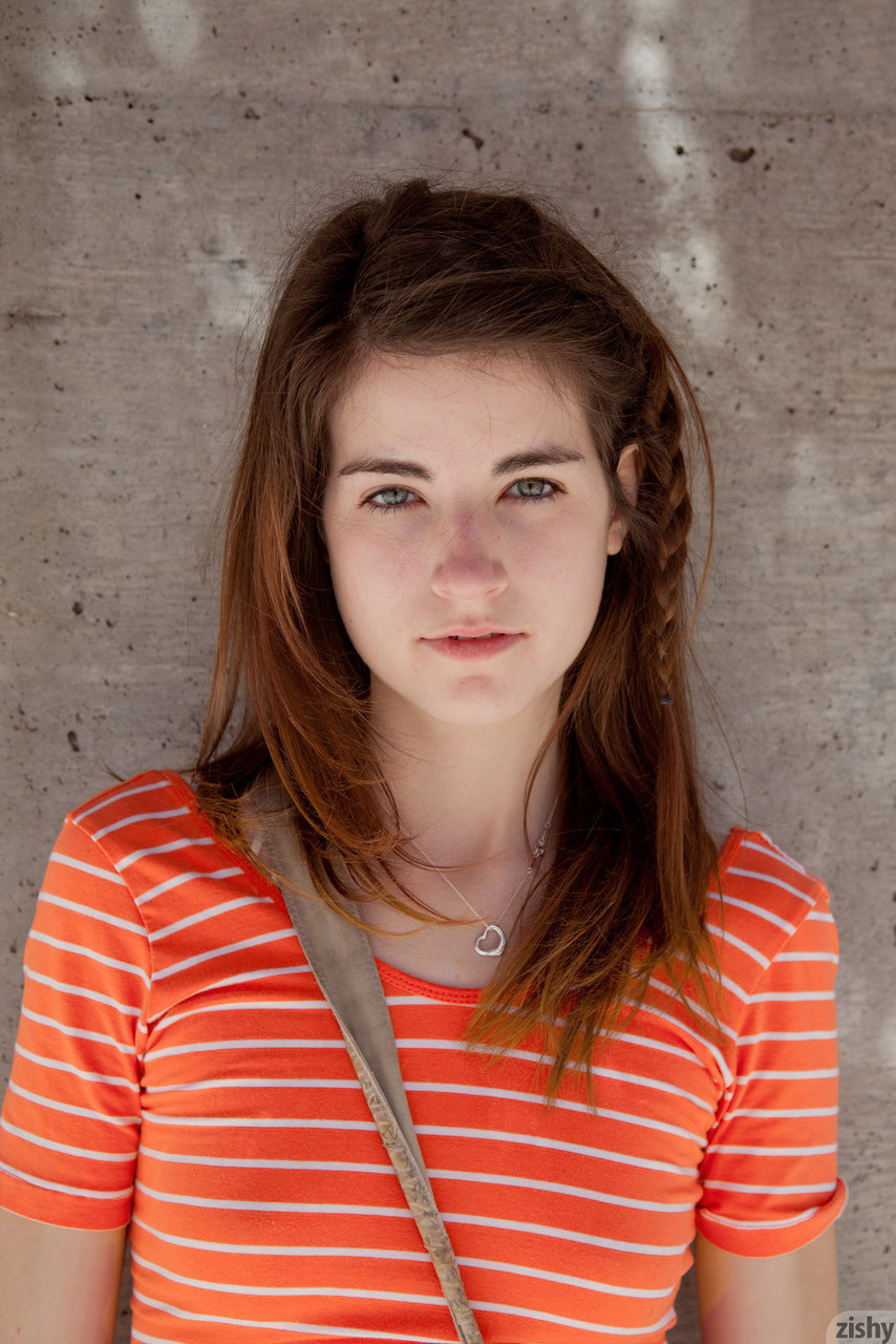 Sexy Prinzessin Ingrid Hayes zeigt ihre koketten langen Beine im Freien Sexy Prinzessin Ingrid Hayes zeigt ihre koketten langen Beine im Freien