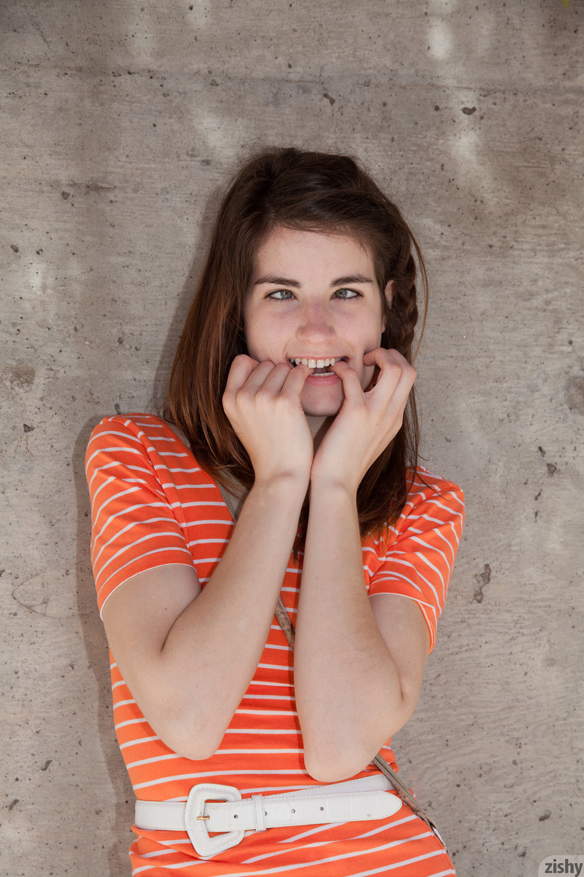 Sexy Prinzessin Ingrid Hayes zeigt ihre koketten langen Beine im Freien Sexy Prinzessin Ingrid Hayes zeigt ihre koketten langen Beine im Freien