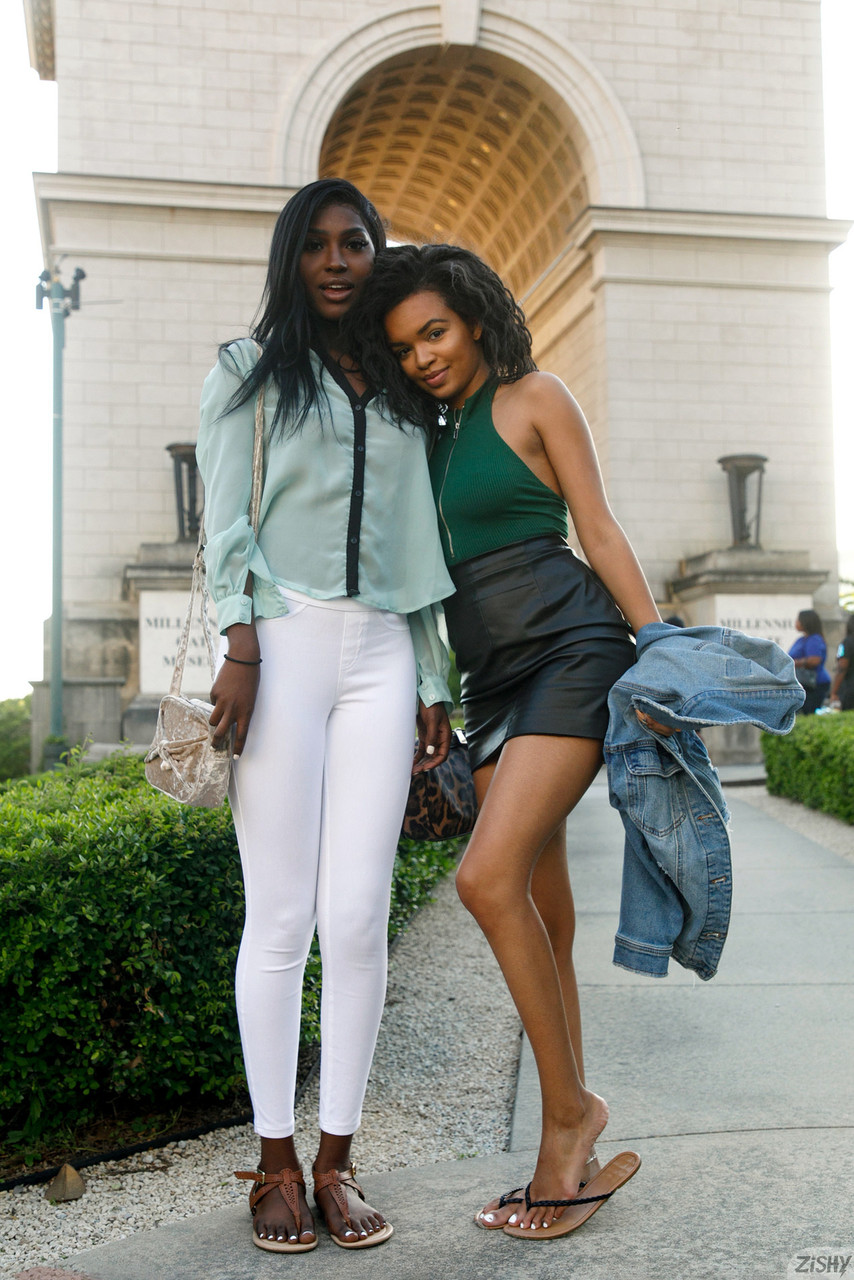 A beldade de ébano Dee Richards a posar no seu querido fato apertado e nua A beldade de ébano Dee Richards a posar no seu querido fato apertado e nua