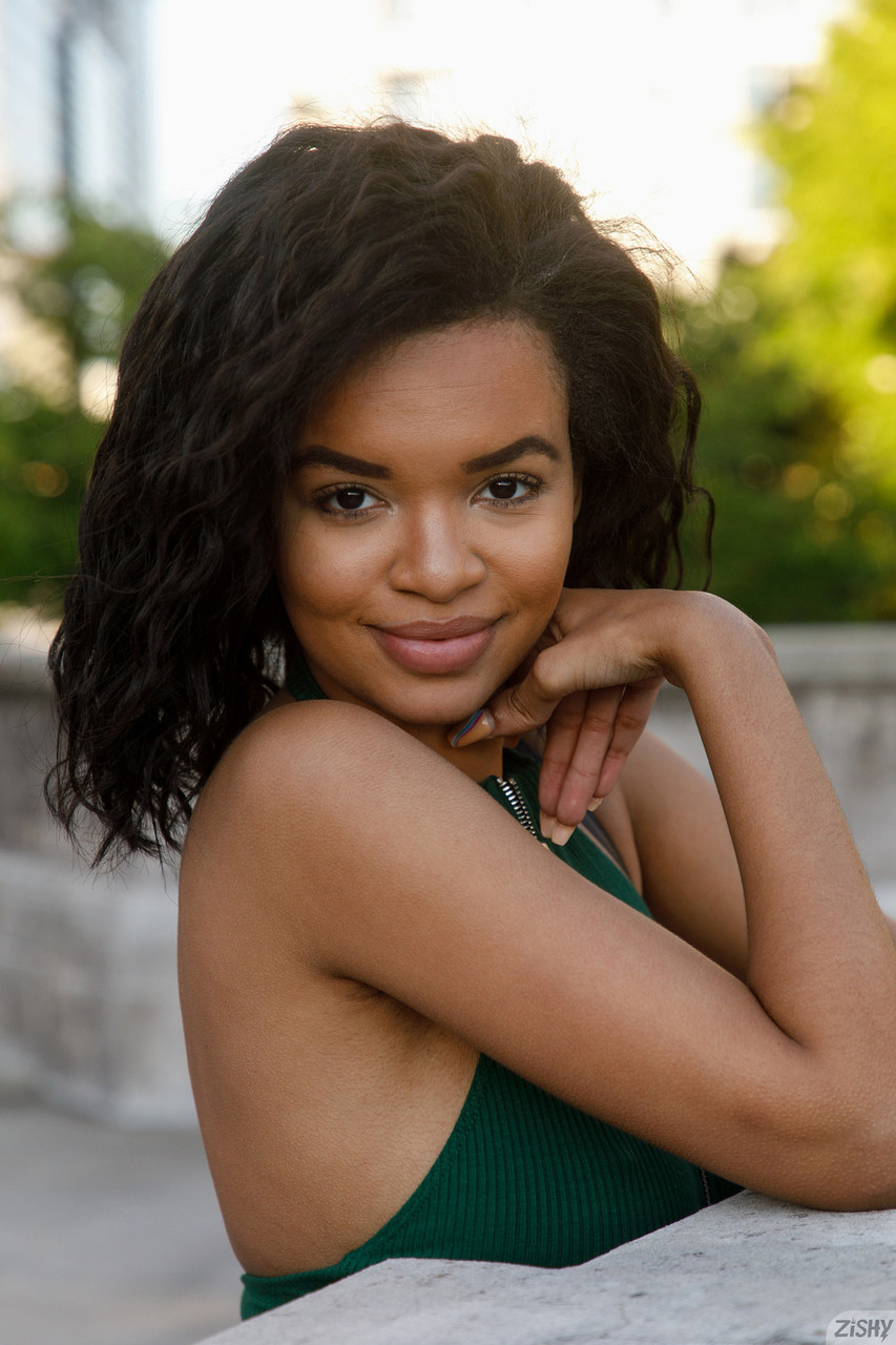 A beldade de ébano Dee Richards a posar no seu querido fato apertado e nua A beldade de ébano Dee Richards a posar no seu querido fato apertado e nua