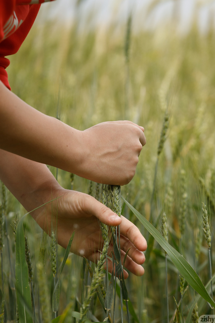 サブリナ・ニコールの大きな胸、アナル、毛深い秘部が屋外で輝く サブリナ・ニコールの大きな胸、アナル、毛深い秘部が屋外で輝く