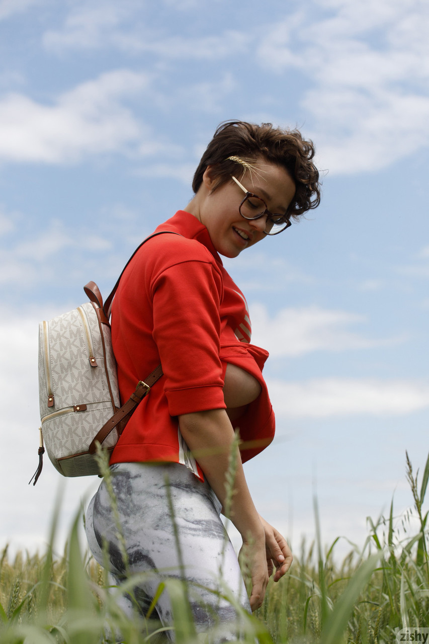 サブリナ・ニコールの大きな胸、アナル、毛深い秘部が屋外で輝く サブリナ・ニコールの大きな胸、アナル、毛深い秘部が屋外で輝く