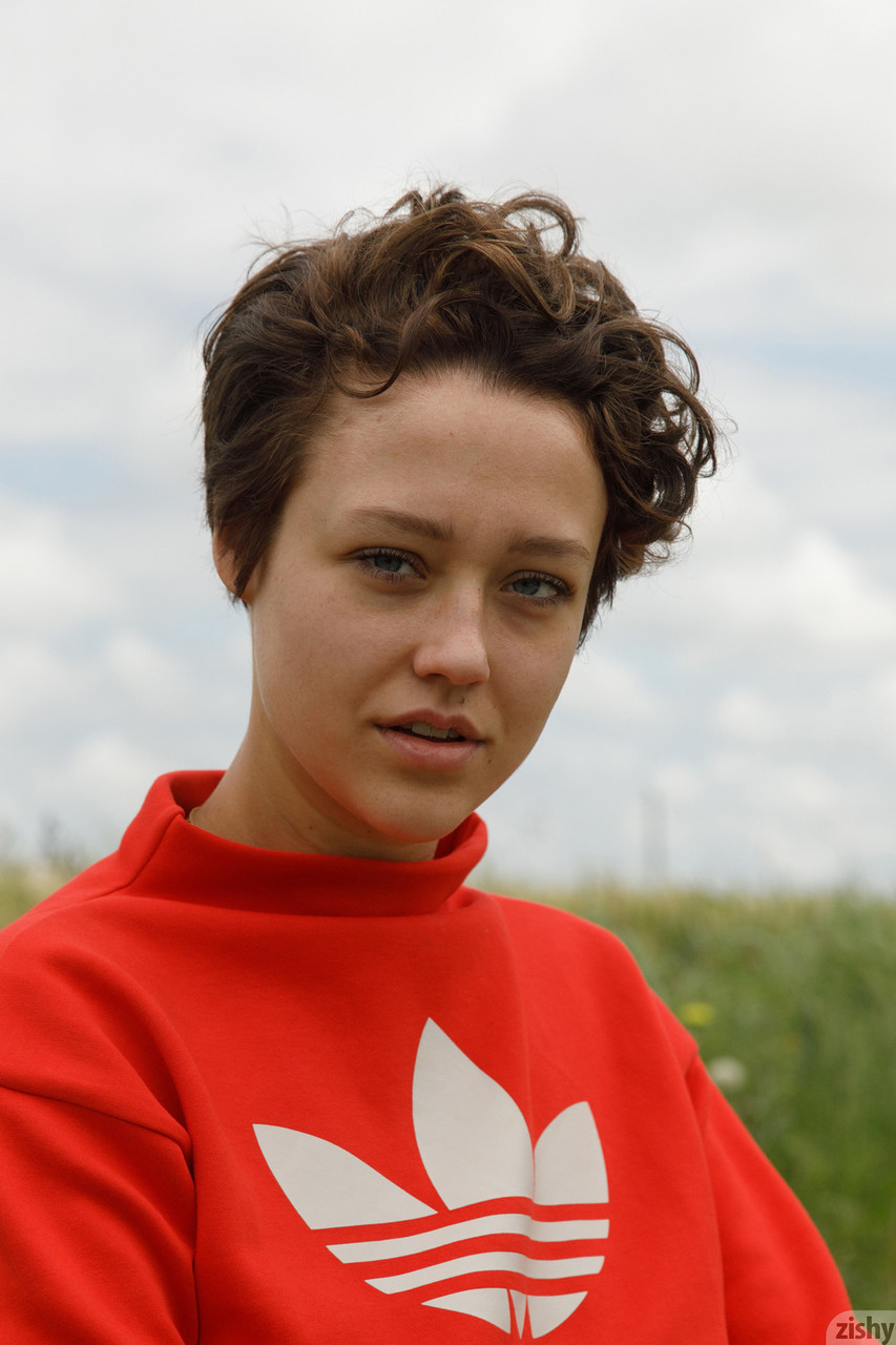 サブリナ・ニコールの大きな胸、アナル、毛深い秘部が屋外で輝く サブリナ・ニコールの大きな胸、アナル、毛深い秘部が屋外で輝く