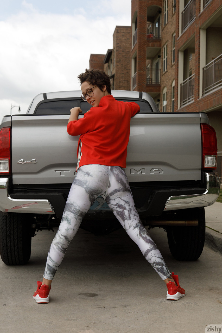 サブリナ・ニコールの大きな胸、アナル、毛深い秘部が屋外で輝く サブリナ・ニコールの大きな胸、アナル、毛深い秘部が屋外で輝く