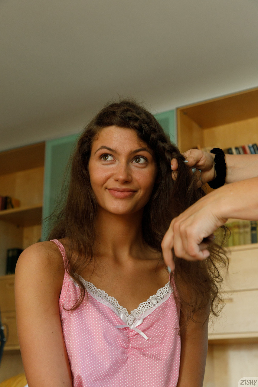 Zishy’s Shyla Volbeck’s Brunette Babe Charm Sizzles in Amateur Show Zishy’s Shyla Volbeck’s Brunette Babe Charm Sizzles in Amateur Show