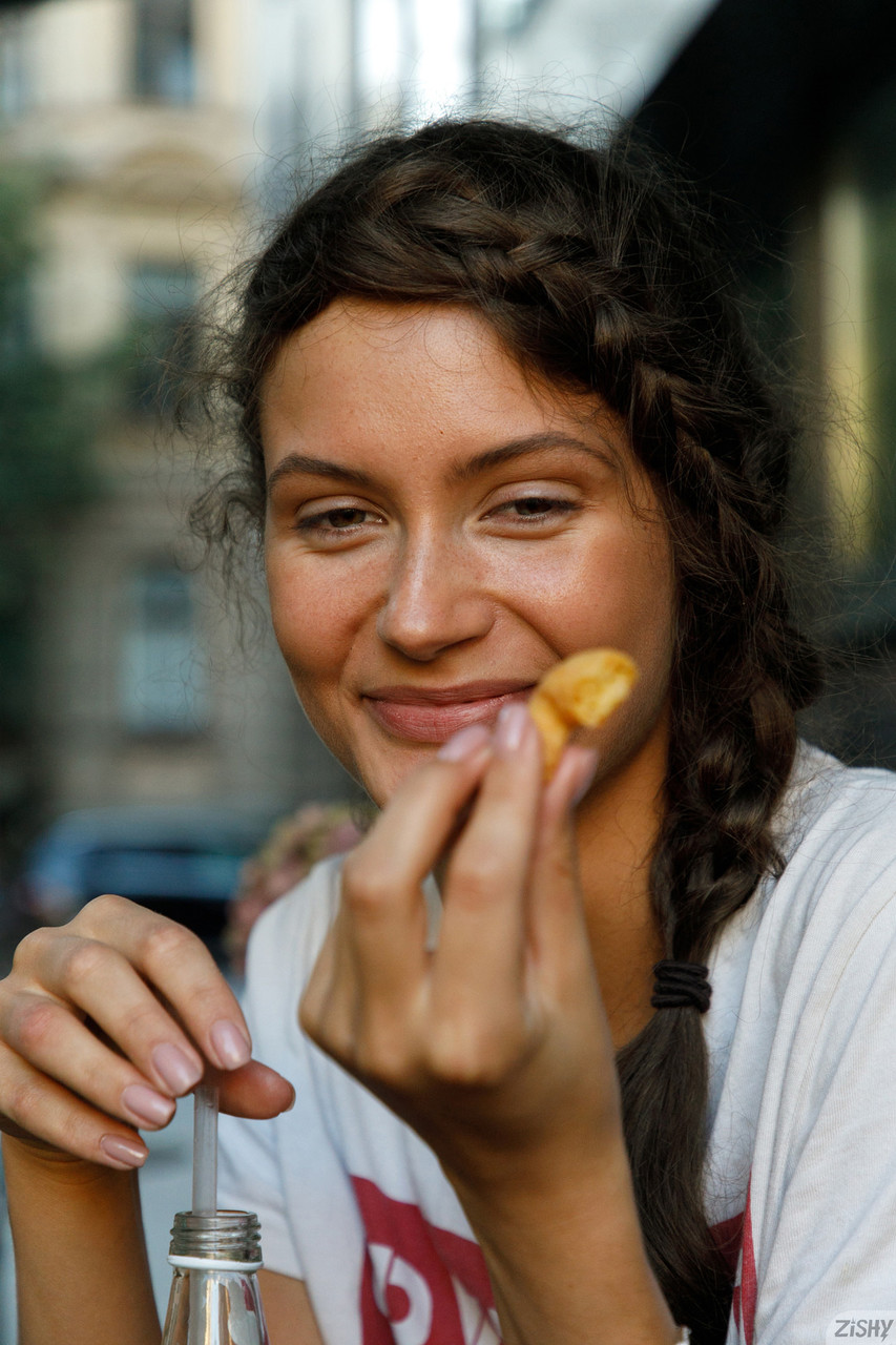 Zishy’s Shyla Volbeck’s Brunette Babe Charm Sizzles in Amateur Show Zishy’s Shyla Volbeck’s Brunette Babe Charm Sizzles in Amateur Show