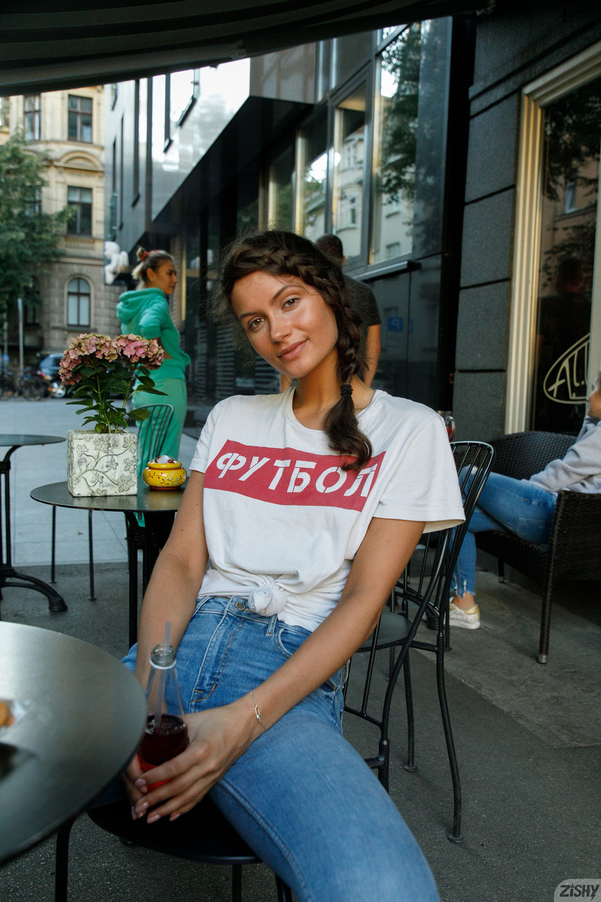 Zishy’s Shyla Volbeck’s Brunette Babe Charm Sizzles in Amateur Show Zishy’s Shyla Volbeck’s Brunette Babe Charm Sizzles in Amateur Show