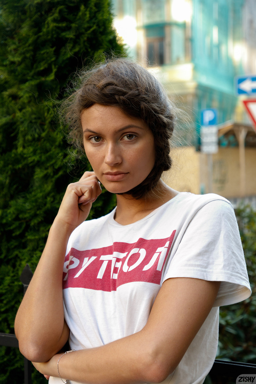 Zishy’s Shyla Volbeck’s Brunette Babe Charm Sizzles in Amateur Show Zishy’s Shyla Volbeck’s Brunette Babe Charm Sizzles in Amateur Show