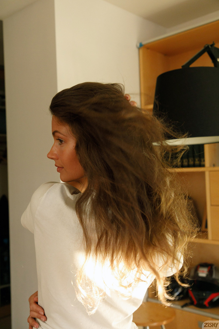 Zishy’s Shyla Volbeck’s Brunette Babe Charm Sizzles in Amateur Show Zishy’s Shyla Volbeck’s Brunette Babe Charm Sizzles in Amateur Show