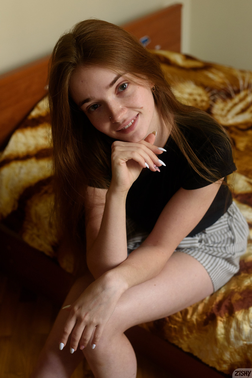 Honig Neuling Engel Olga Cee enthüllt ihre schlanke Figur und posiert in einem Solo Honig Neuling Engel Olga Cee enthüllt ihre schlanke Figur und posiert in einem Solo