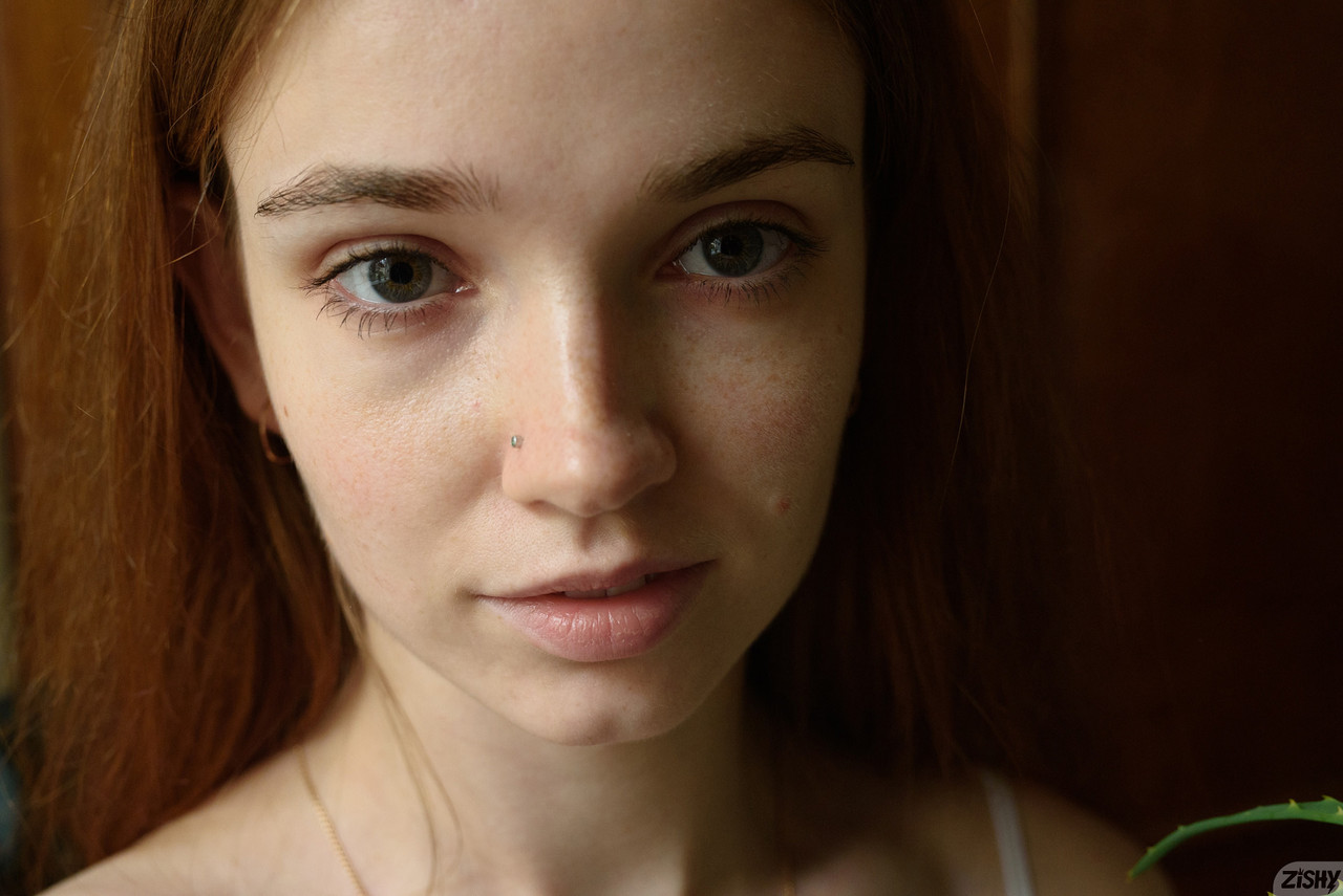 Honig Neuling Engel Olga Cee enthüllt ihre schlanke Figur und posiert in einem Solo Honig Neuling Engel Olga Cee enthüllt ihre schlanke Figur und posiert in einem Solo