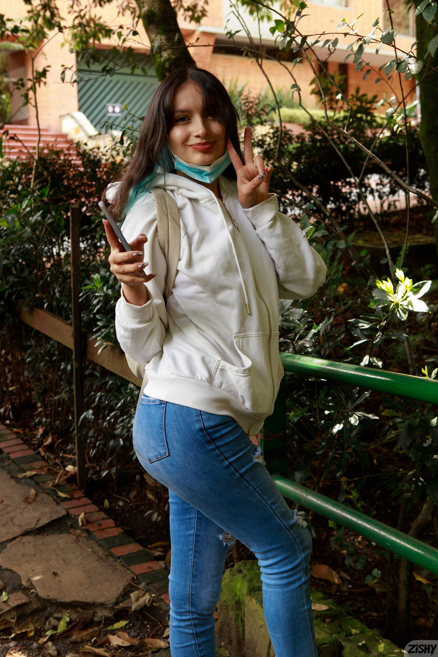 Tatlı tatlı Luisa Medrano doğal göğüslerini ve tatlı poposunu ortaya çıkarıyor Tatlı tatlı Luisa Medrano doğal göğüslerini ve tatlı poposunu ortaya çıkarıyor