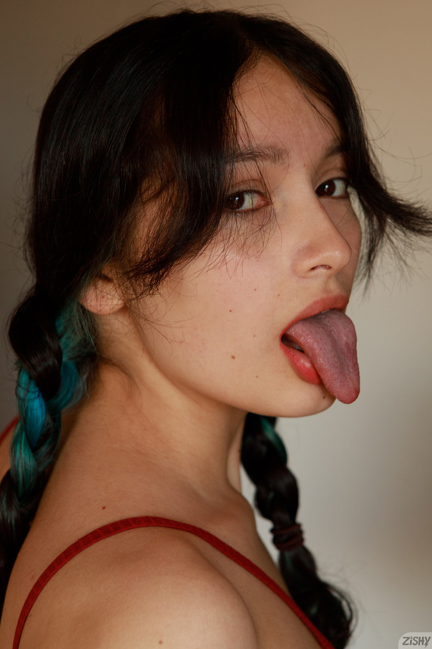 Tatlı tatlı Luisa Medrano doğal göğüslerini ve tatlı poposunu ortaya çıkarıyor Tatlı tatlı Luisa Medrano doğal göğüslerini ve tatlı poposunu ortaya çıkarıyor