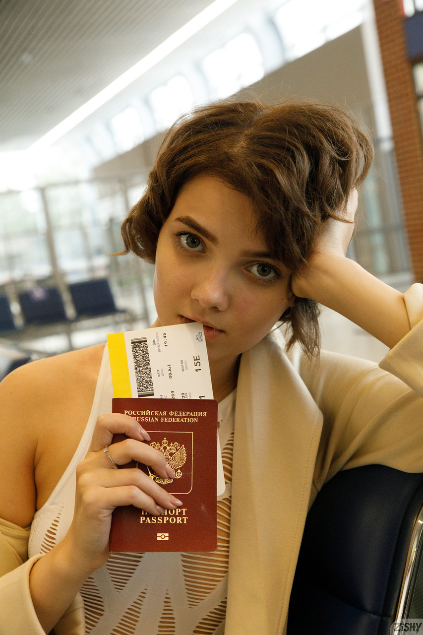 La petite Russe Victoria Minina pose dans son joli short et sa chemise aux yeux bruns. La petite Russe Victoria Minina pose dans son joli short et sa chemise aux yeux bruns.