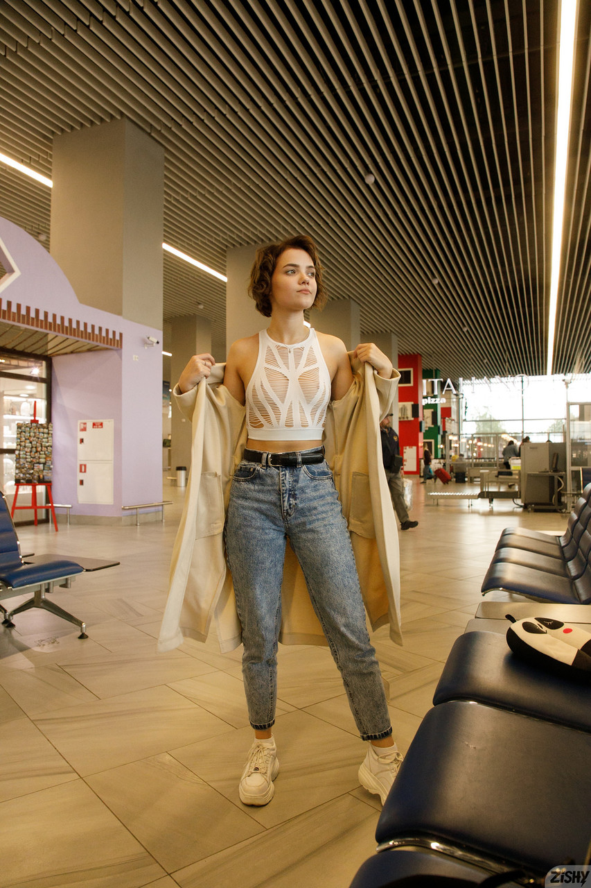 La petite Russe Victoria Minina pose dans son joli short et sa chemise aux yeux bruns. La petite Russe Victoria Minina pose dans son joli short et sa chemise aux yeux bruns.