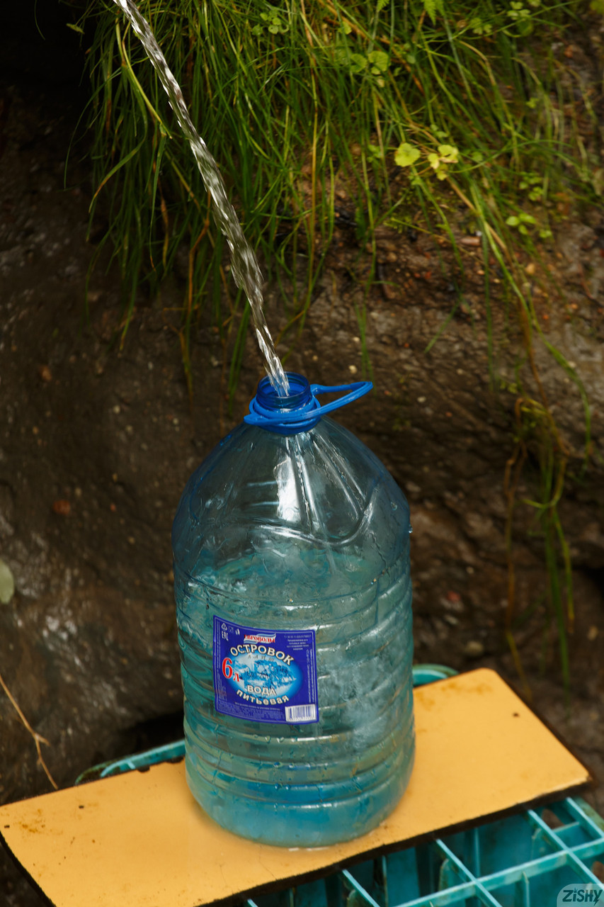 La petite Russe Victoria Minina pose dans son joli short et sa chemise aux yeux bruns. La petite Russe Victoria Minina pose dans son joli short et sa chemise aux yeux bruns.