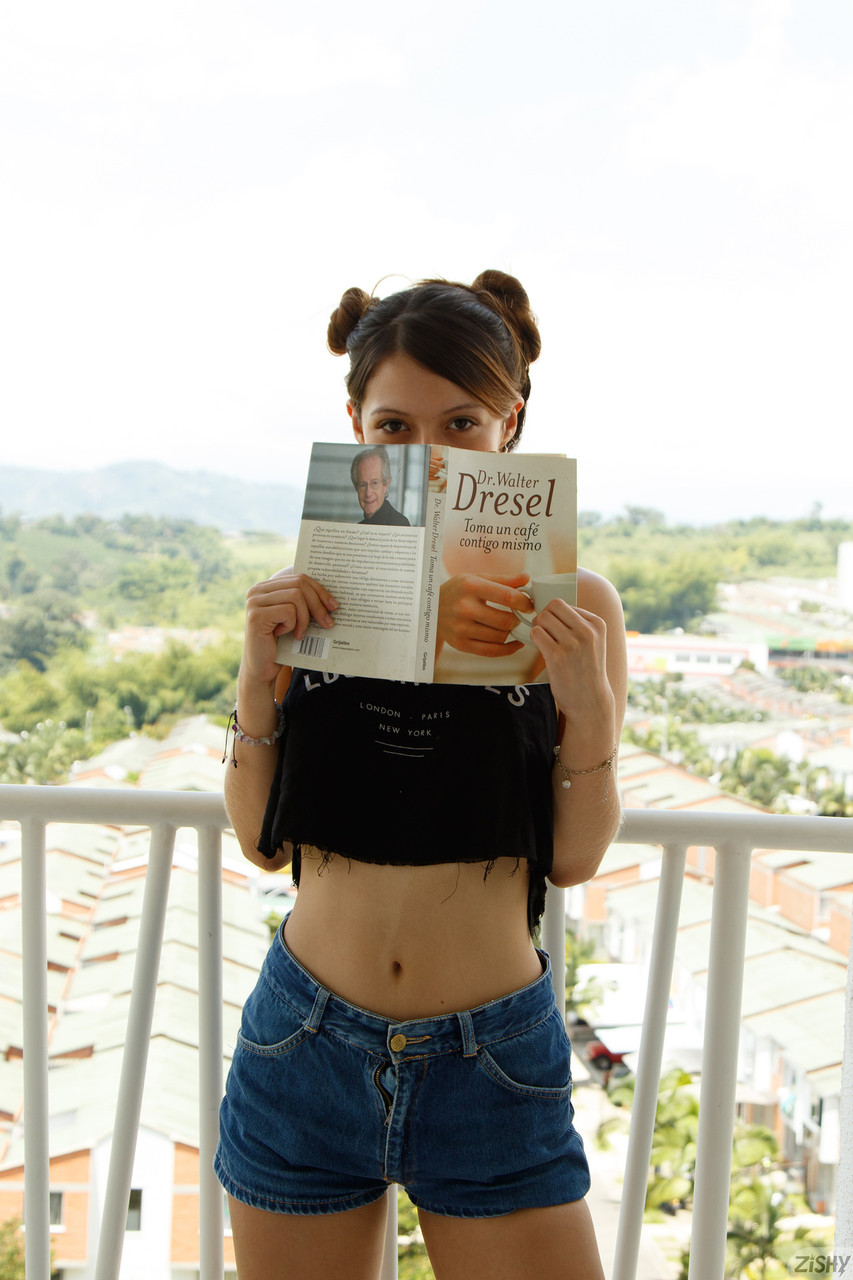 딜레탕트 시크 데브라 멘도사가 시시덕거리는 뒷모습을 과시하며 가슴을 가리고 있습니다. 딜레탕트 시크 데브라 멘도사가 시시덕거리는 뒷모습을 과시하며 가슴을 가리고 있습니다.