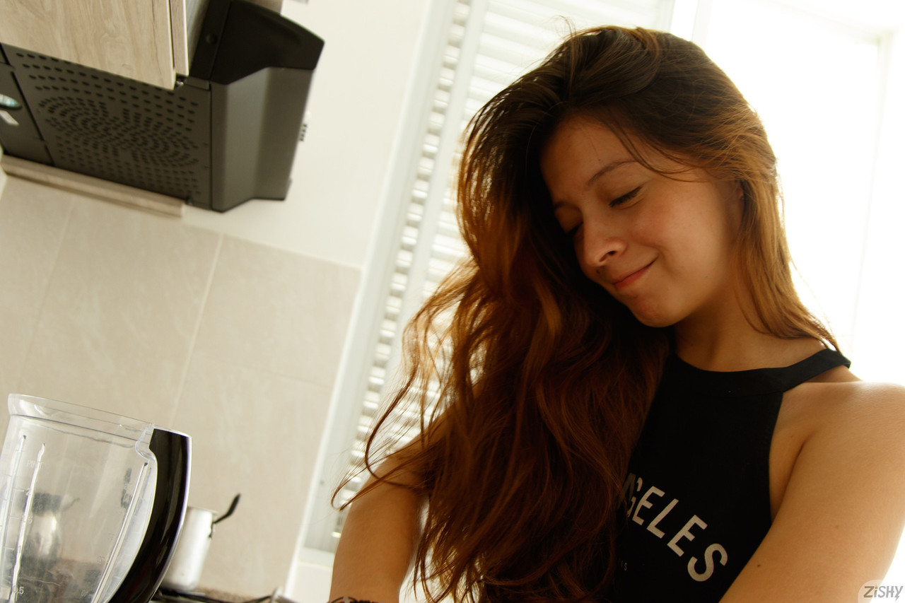 딜레탕트 시크 데브라 멘도사가 시시덕거리는 뒷모습을 과시하며 가슴을 가리고 있습니다. 딜레탕트 시크 데브라 멘도사가 시시덕거리는 뒷모습을 과시하며 가슴을 가리고 있습니다.