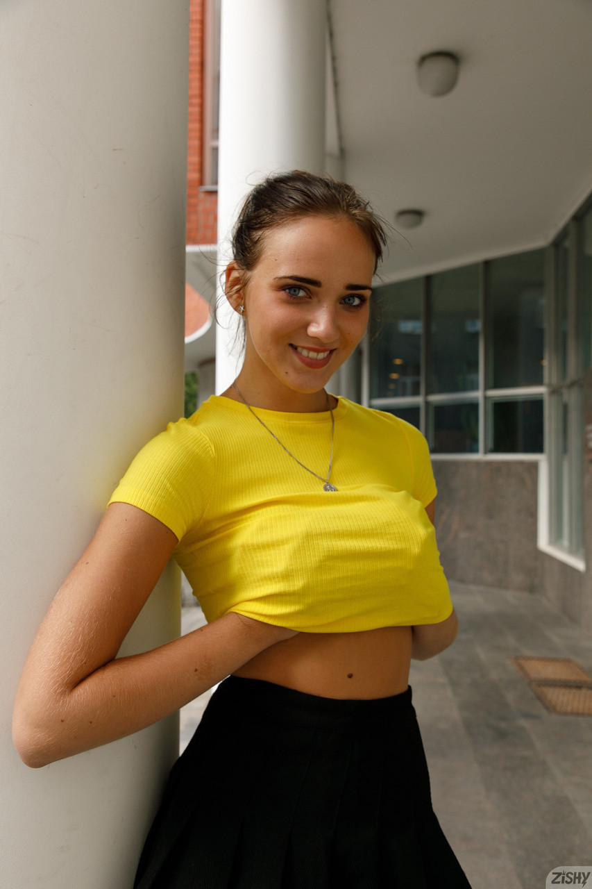 La petite amie ukrainienne Oxana Girfriend exhibe son œil brun en collant à l'extérieur. La petite amie ukrainienne Oxana Girfriend exhibe son œil brun en collant à l'extérieur.